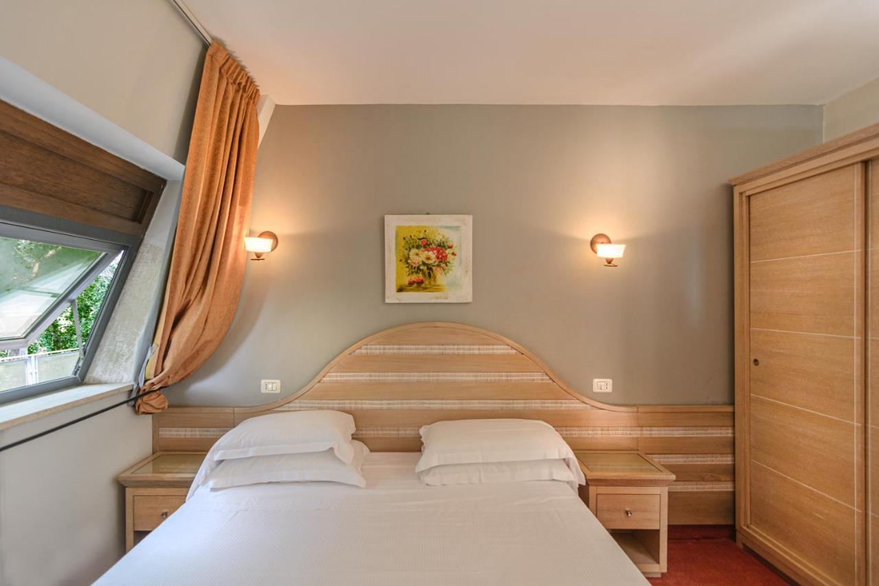 Hotel Nedy Марина-ди-Масса Экстерьер фото