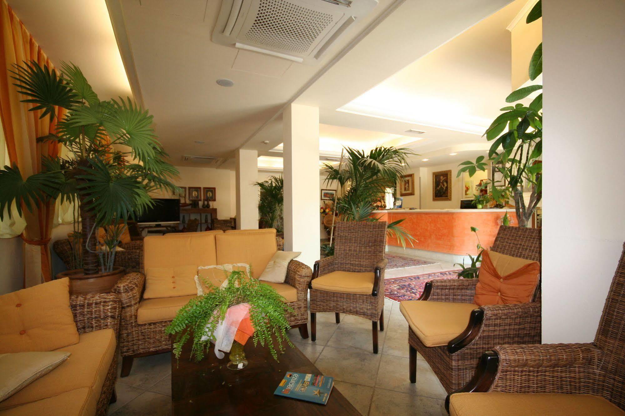 Hotel Nedy Марина-ди-Масса Экстерьер фото
