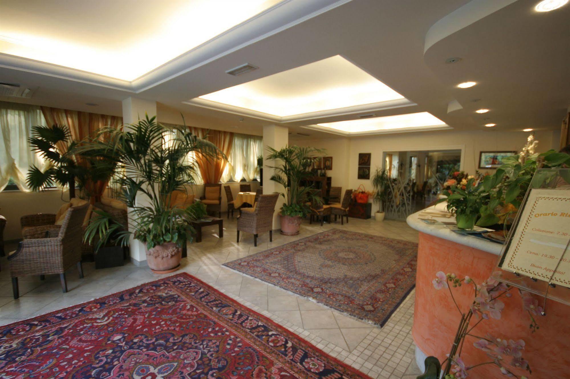 Hotel Nedy Марина-ди-Масса Экстерьер фото